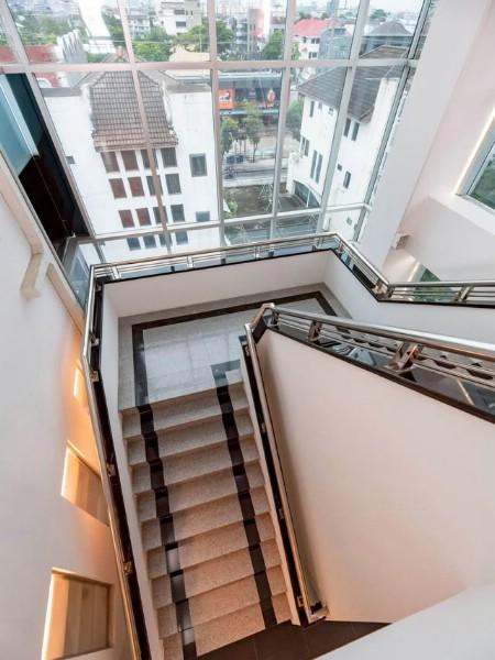 ให้เช่าออฟฟิศ อาคารสำนักงาน ตกแต่งหรูหราย่านทาวน์อินทาวน์ พื้นที่ใช้สอย 1,500 ตรม. พิกัด ถนนประดิษฐ์มนูธรรม ใกล้เลียบด่วนรามอินทรา 12