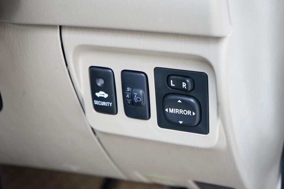 2011 TOYOTA INNOVA 2.0V 12