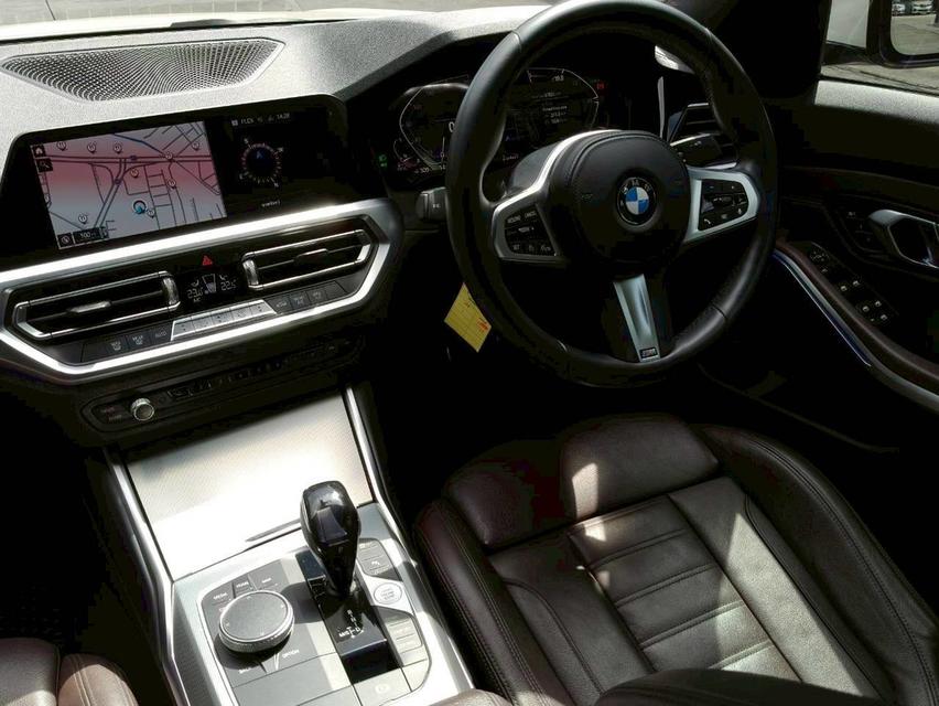 รหัสรถ KPC53 ‼️BMW  320d  M Sport สีขาว ตัว Top ยางใหม่ มี Bsi ‼️ 6
