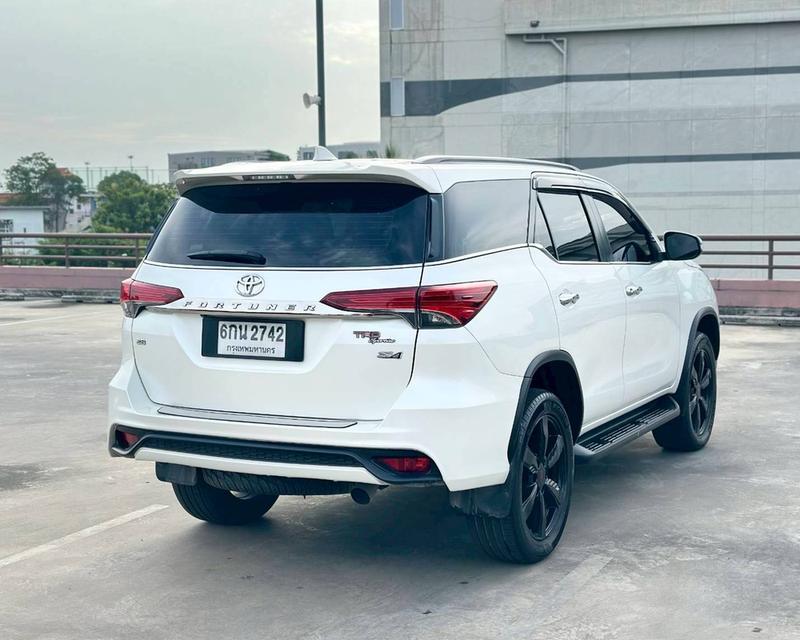 Toyota Fortuner 2.8 TRD เกียร์ออโต้ 4WD สีขาวมุก ปี 2017 จด2017 แท้ 9