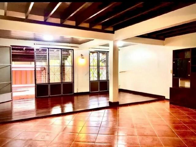 ให้เช่าบ้านแนว Country ยุโรป สุขุมวิท 71 ปรีดีพนมยงค์ 26 ซอยเดียวกับ Karo เพดานสูง พื้นไม้สักอย่างดี เหมาะอยู่อาศัย หรือ 2