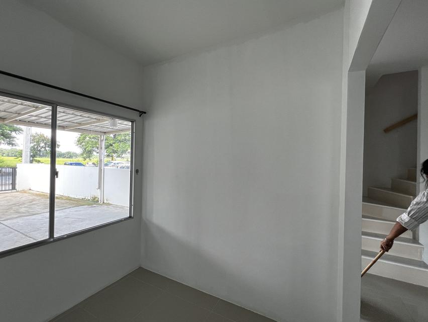 ทาวน์โฮม 2ชั้น(หน้ากว้าง5.5เมตร) 4ห้องนอน 2ห้องน้ำ 4ที่จอดรถ (บ้านหลังริมมีหน้าต่างทุกห้อง) 9