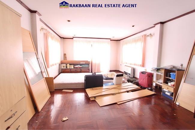 ขายบ้านลดาวัลย์ ปิ่นเกล้า 267 ตร.ว. หลังมุม 5 นอน 4 น้ำ 1 ห้องเมท จอดรถ 6 คัน 8