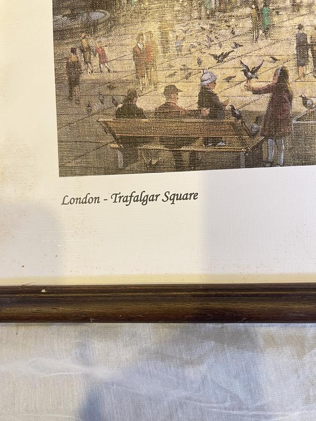 ส่งต่อภาพพิมพ์กรอบไม้ วินเทจอังกฤษแท้ปี 1988 "London - Trafalgar Square" รูปที่ 3