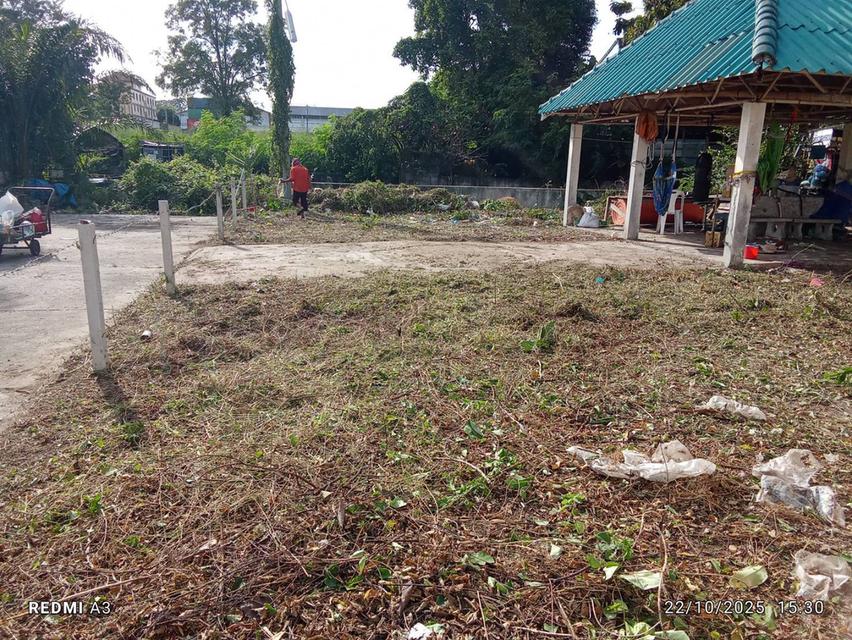 ขายที่ดินใกล้สวนอุตสาหกรรมเครือสหพัฒน์ ศรีราชา แปลงหัวมุม ริมน้ำ พร้อมสำหรับการปลูกสร้างบ้าน ในโครงการหมู่บ้านเทพธารินทร์ 4