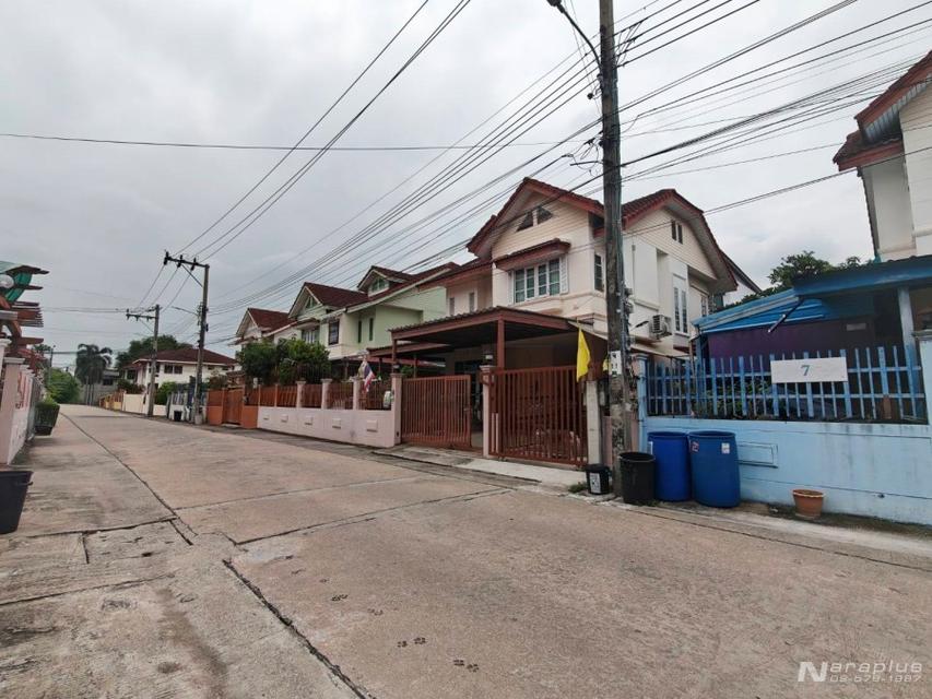 69090538 : ขายบ้านเดี่ยว 2 ชั้น พร้อมห้องใต้หลังคา ขนาด 58.3 ตรว. ถนนนาคนิวาส 37 แยก 1-8  บ้านติดตั้งโซล่าเซล ช่วยลดค่าไฟฟ้า และ เครื่องชาร์ทรถไฟฟ้า 3