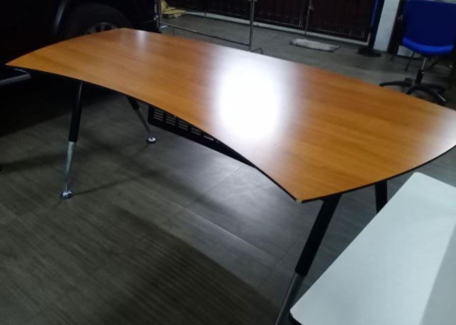 โต๊ะทำงานทรงโค้ง 3