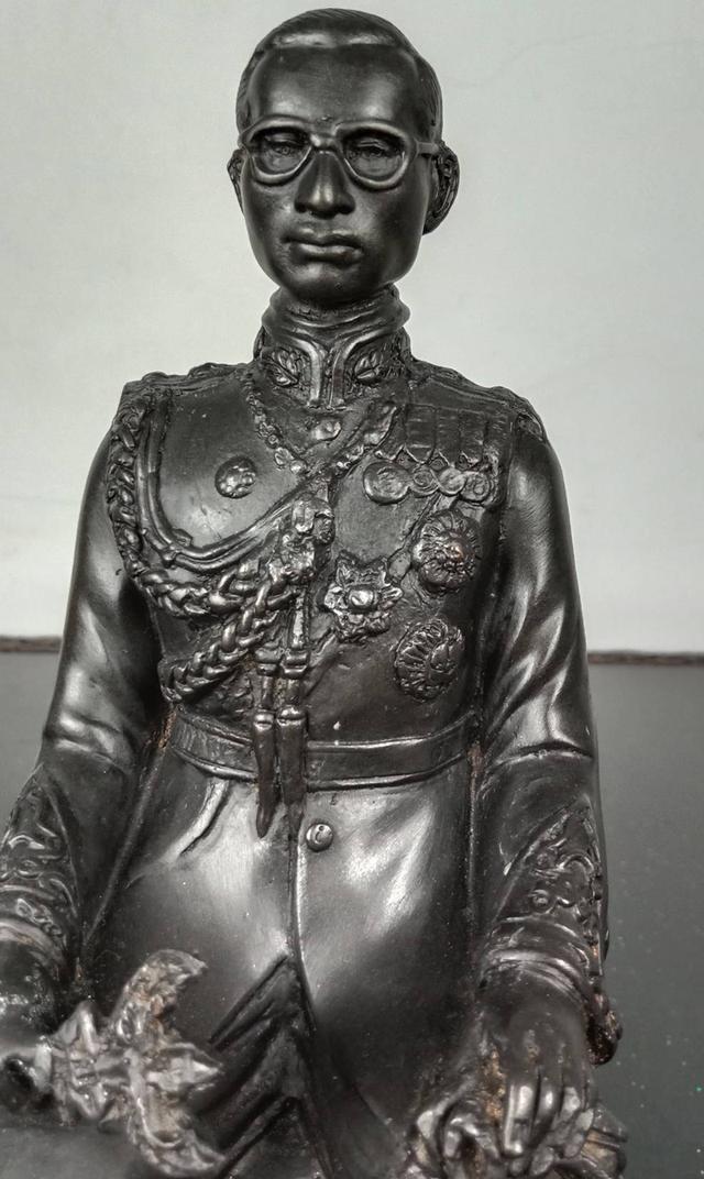 571.พระบรมรูปหล่อในหลวงรัชกาลที่ 9 พระบาทสมเด็จพระปรมินทรมหาภูมิพลอดุลยเดช ทรงประทับนั่งบัลลังก์ 3