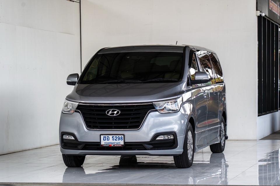 Brand : HyundaiModel: H1Grade: TOURINGYear: 2018Engine: 2500 CCType : ดีเซล