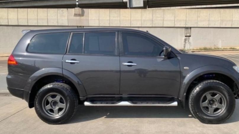 Mitsubishi Pajero สีดำ 3