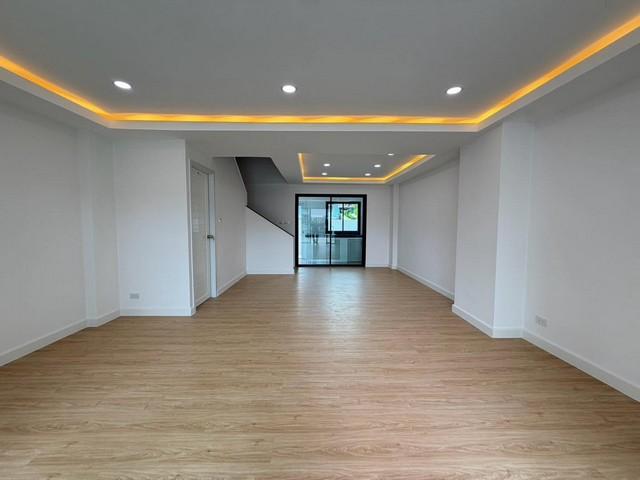 ขายทาวน์โฮม 4 ชั้น 4 ห้องนอน ลาดพร้าว 110 พื้นที่ขนาดใหญ่ รีโนเวทใหม่ทั้งหลัง พร้อมเข้าอยู่ 3