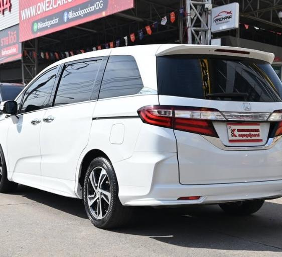 Honda Odyssey มือสองสีขาว 3