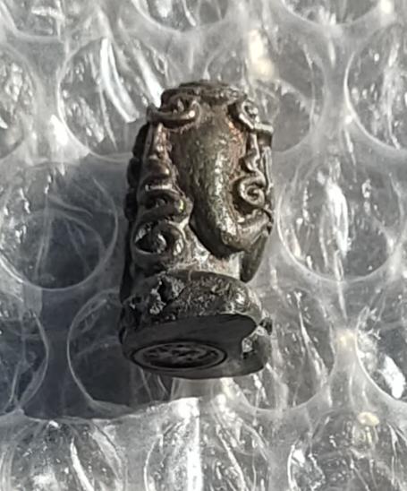 พระกริ่งปิดตามหาลาภ (ปิดตาก็นสิงห์) หลวงพ่อเกษม เขมโก เนื้อนวโลหะ 2518 4