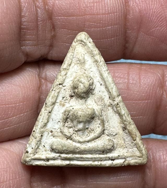 พระสมเด็จกรุเจดีย์เล็ก ว้ดใหม่อมตรส บางขุนพรมพิมพ์สามเหลี่ยมหน้าหมอน