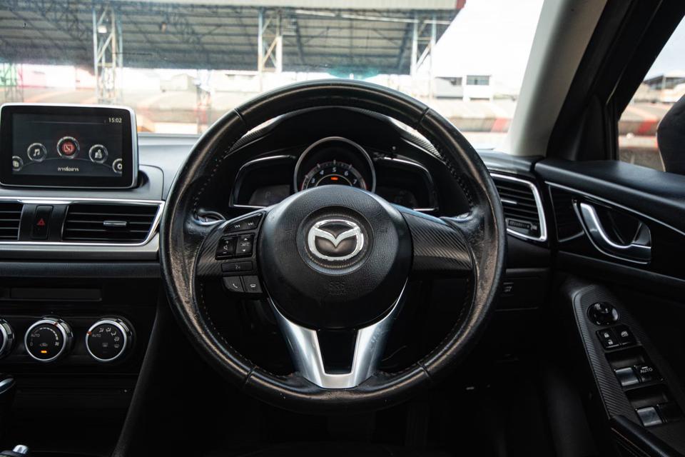 2015/2017 Mazda Mazda3 2.0C เบนซินเกียร์ออโต สีแดง  3
