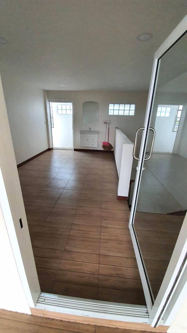 ขายอาคารพาณิชย์ติดถนนมิตรภาพ ตรงข้ามโรงแรมสีมาธานี 2ห้องคู่ ทะลุกัน 3ชั้นครึ่ง มีดาดฟ้า 40ตรว.ด้านหน้าที่จอดรถกว้าง 10