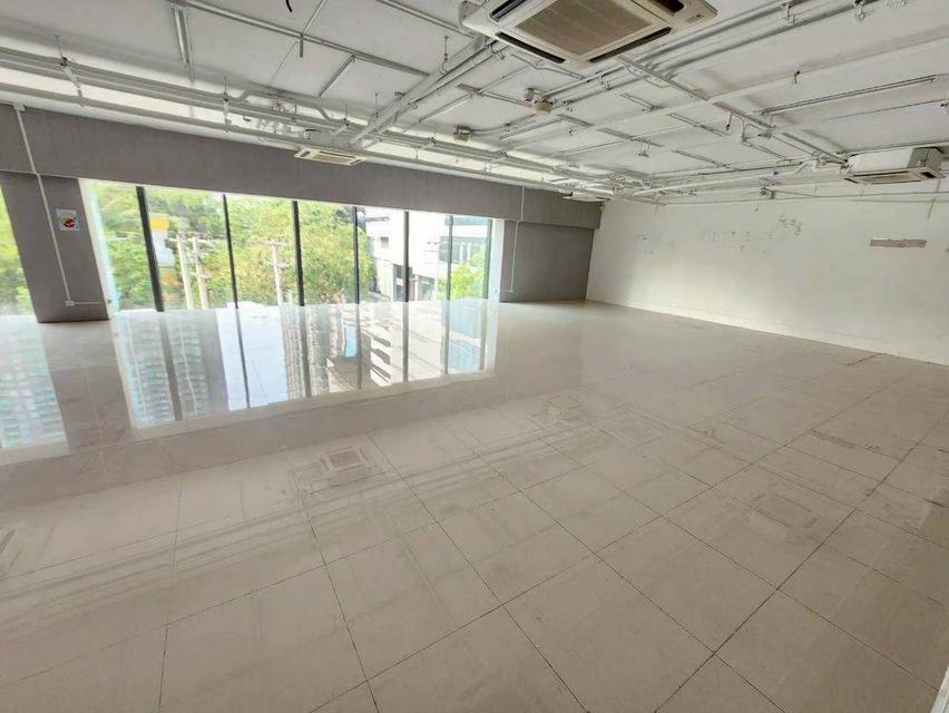 ให้เช่าอาคารสำนักงาน รัชดาลาดพร้าวพื้นที่ใช้สอย 2,000 ตารางเมตรที่จอดรถกว่า 400 คัน  ค่าเช่า 800,000 บาท/เดือน 7