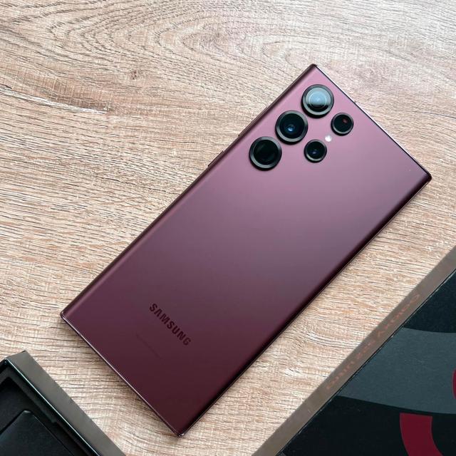 Samsung S22 Ultra burgundy