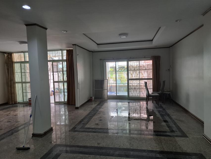 ทาวน์เฮ้าส์ 3 ชัั้น 2 หลังทะลุถึงกัน อยู่ในหมู่บ้านสินทวีสวนธน 1 5