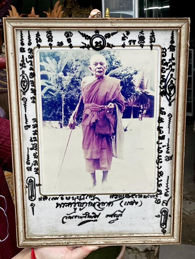 รูปถ่าย หลวงพ่อแดง วัดเขาบันไดอิฐ ปี16 ถือไม้เท้า รุ่นสุดท้าย โดยห้องภาพ เพชรบุรี 3