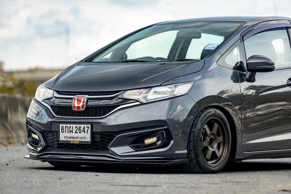 🔥 HONDA JAZZ GK V+ ปี 2019 — ไมล์ 7 หมื่นโล แต่งหล่อพร้อมใช้! 🔥Honda Jazz GK 1.5 V+ CVT ปี 2019สีเทา รูปที่ 8
