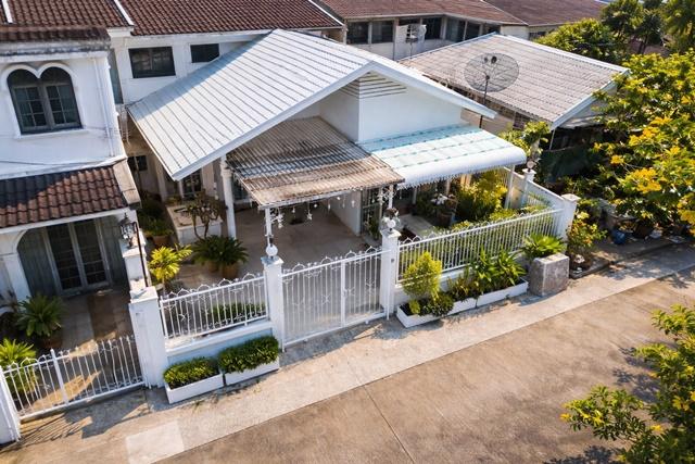 MRTโชคชัย4 1.8กม. MRTลาดพร้าว71 1.4กม. รพ. เปาโล โชคชัย4 950 ม. ทำเลลาดพร้าว บ้านชั้นเดียวกว้างขวาง 2-3นอน 2น้ำ 45ตร.ว. 1