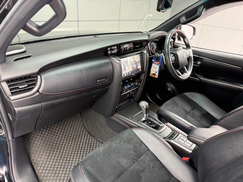 2022 TOYOTA FORTUNER, 2.8 GR SPORT BLACK TOP 4WD โฉม ปี15-ปัจจุบัน สีดำ เกียร์ออโต้ มือเดียวซื้อสด รูปที่ 10
