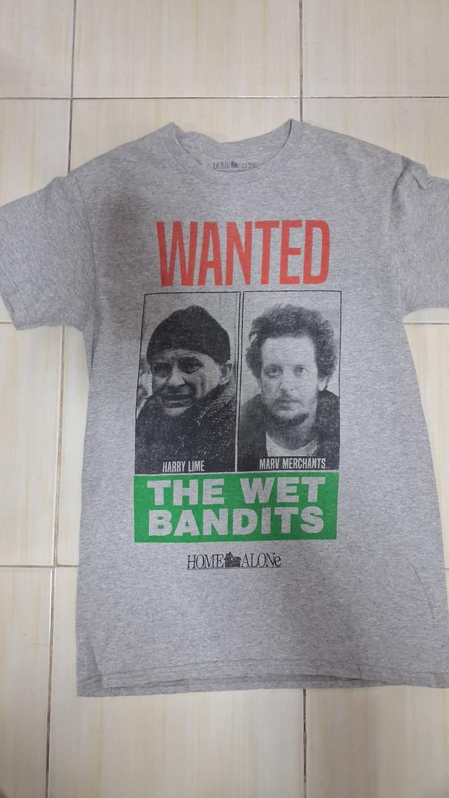 เสื้อยืดวินเทจมือสอง สีเทา Home Alone Harry and Marv Wet Bandits “Wanted Poster” Men’s S Graphic Tee Shirt มือสองสภาพดี