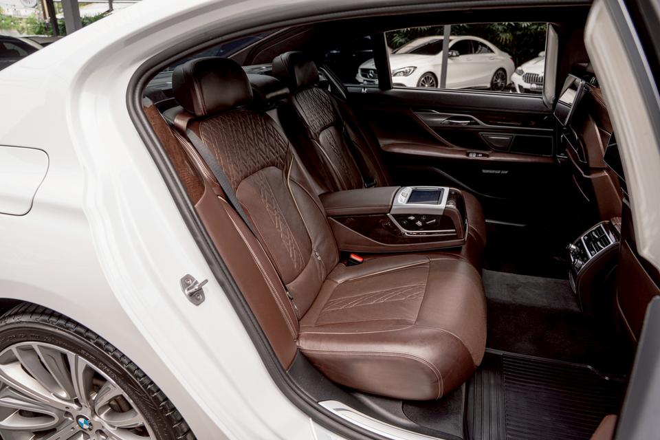 BMW 740Li Pure Excellence ปี 2017  6