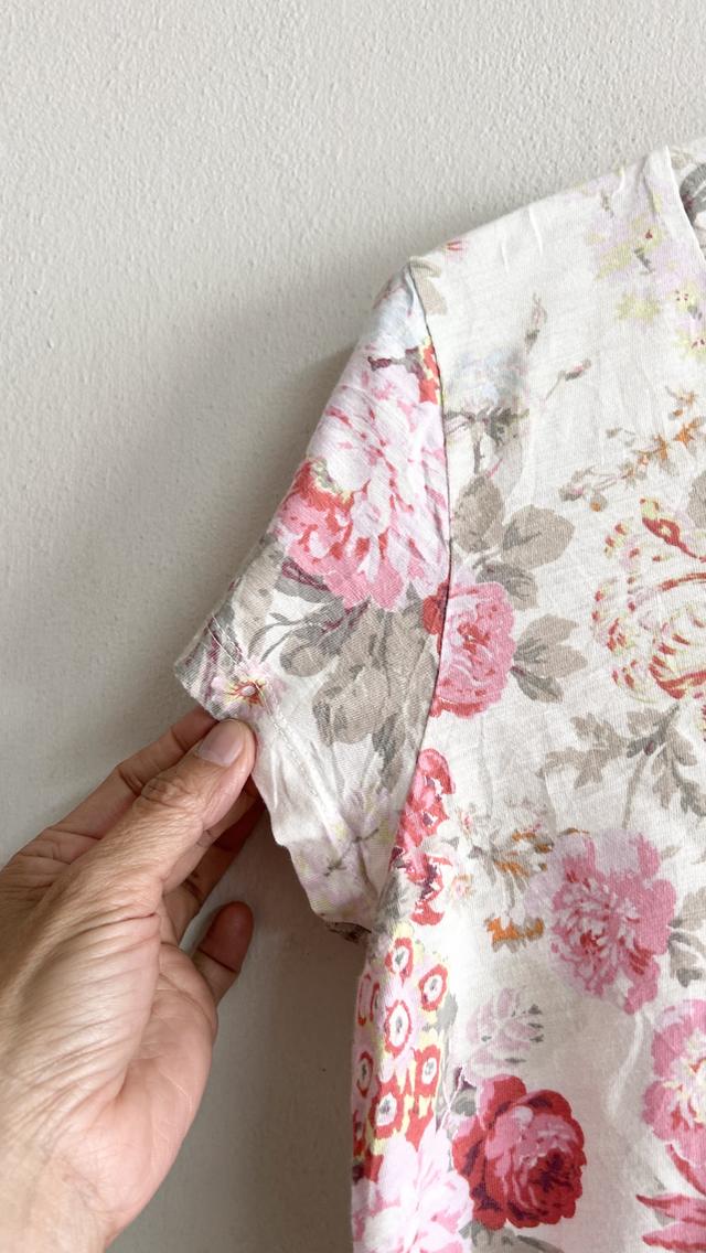 ยุนิM เสื้อยืดหญิงคอวีสีขาวลายดอก รูปที่ 3