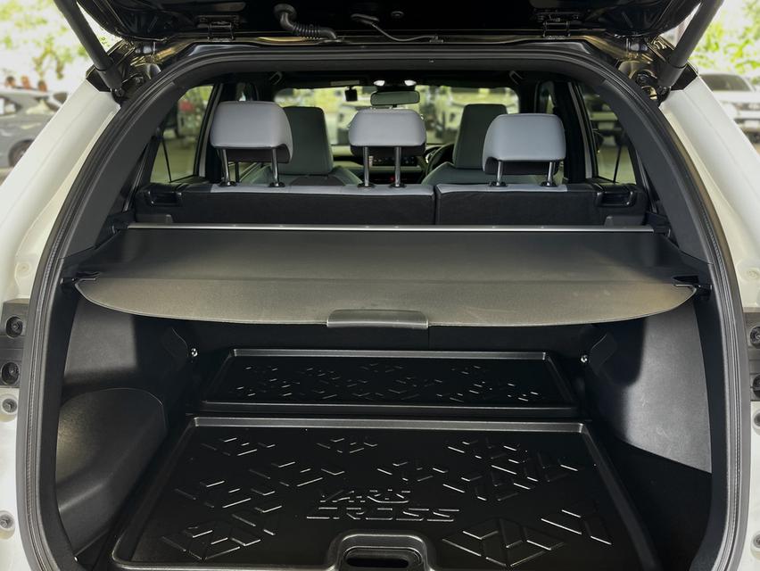 2024 Toyota Yaris Cross 1.5 HEV Premium Luxury สีขาว ไมล์ 7655 กม. 6