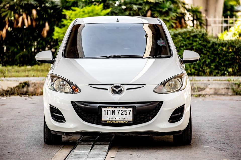 Mazda2 1.5 Groove Sport สีขาว ปี 2012  2