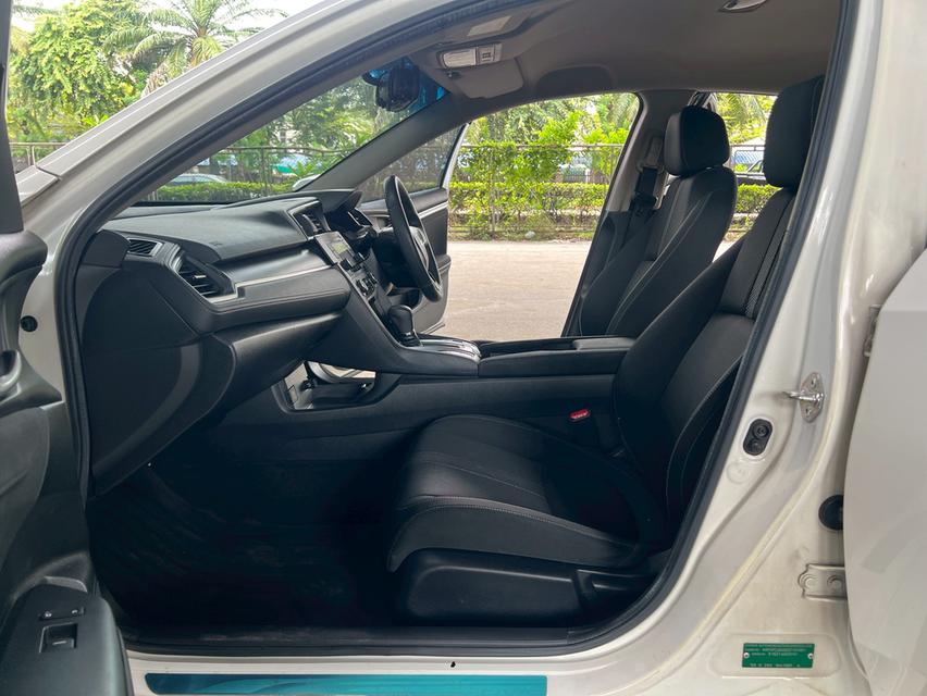 ขายด่วน! Honda CIVIC FC 1.8 E AT ปี 2017 รถสวยมือเดียว สภาพดี พร้อมขับทันที! 16