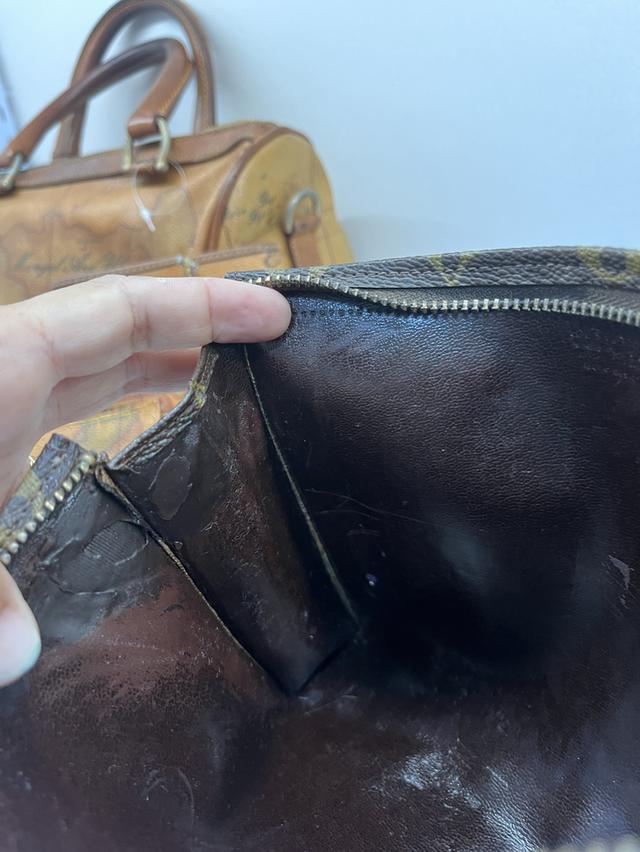 กระเป๋าแบรนด์เนม Luis Vuitton vintage clutchh แท้ เดิมๆ พร้อมใช้ลายชัดแคนวสาสสวยซับในเมีลอกนิดหน่อยไม่มีผลต่อการใช้งานใส่โทรศัพท์ได้ เครื่องสำอางค์ได้ รูปที่ 9