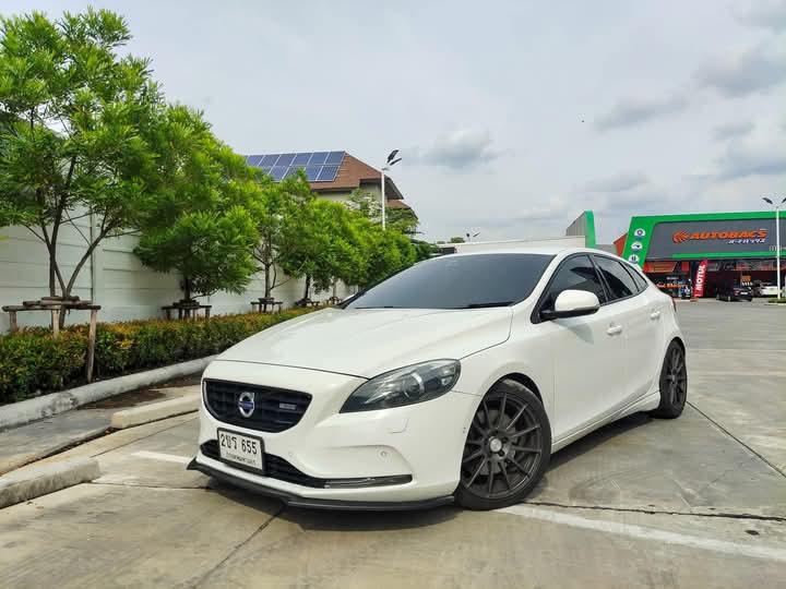 Volvo V40 สีขาวสภาพใหม่