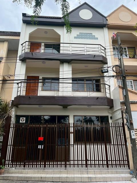 ให้เช่าทาวน์โฮม 3 ชั้น หลังใหญ่ 3 ห้องนอน ซอยสุขุมวิท 48 ใกล้ BTS พระโขนง อ่อนนุช และทางด่วน 1