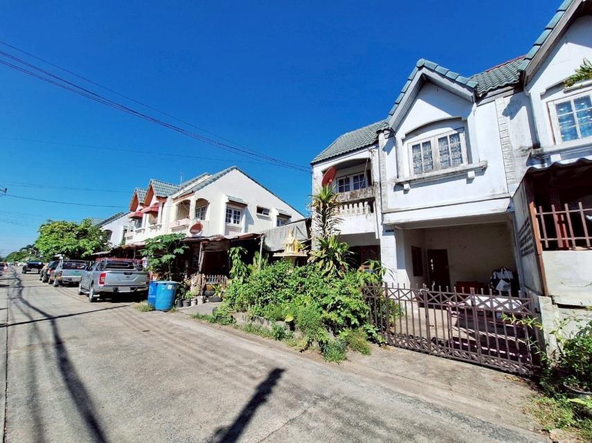 หมู่บ้านขจีนุช ลาดหลุมแก้ว ใกล้สนามฟุตบอลแจ่มจันทร์สเตเดี้ยม ถนนราชพฤกษ์ ต.คลองพระอุดม อ.ลาดหลุมแก้ว จ.ปทุมธานี 1