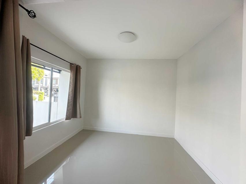 ให้เช่าทาวเฮ้าส์ 2 ชั้น หมู่บ้านยูนิโอทาวน์ ลำลูกกาคลอง4 ใกล้โรงเรียนแย้มสะอาด พื้นที่ 20 ตร.วา 3นอน 2น้ำ 1ครัว จอดรถ1คัน แอร์2ตัว ราคาเช่า 11,000 บ./ 5