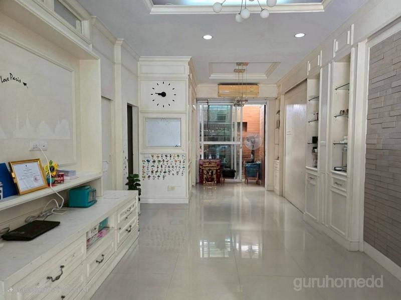ขายทาวน์โฮม 3 ชั้น ปรับปรุงใหม่ บ้านกลางเมือง สาทรตากสิน เนื้อที่ 20 ตรว 3นอน 3น้ำ บ้านหลังมุม สภาพดี - ghd000103