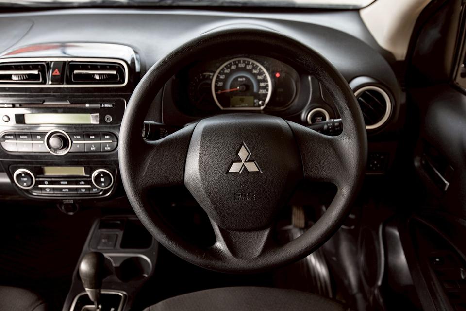 Mitsubishi Attrage 1.2 GLS ปุ่มสตาท์ สีขาว เกียร์ออโต้ ปี 2014 16