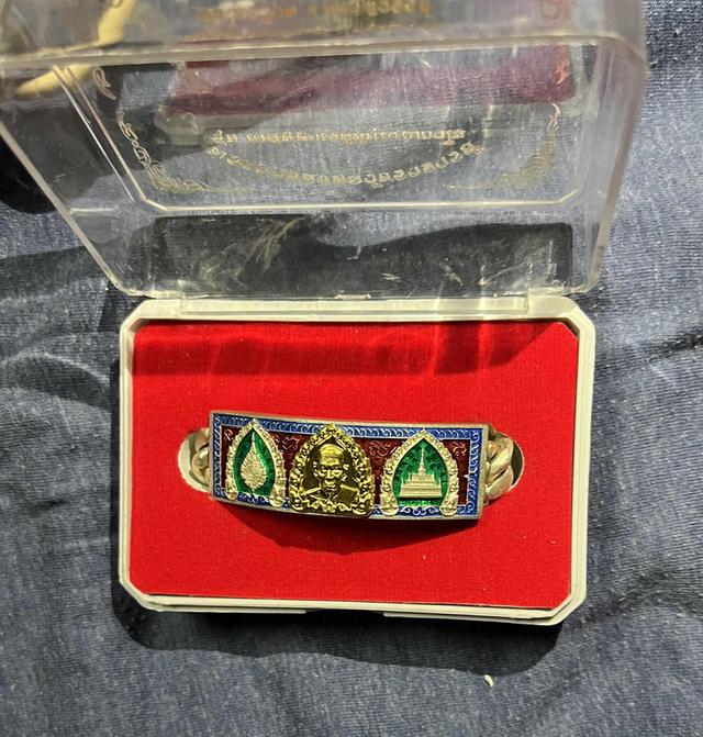 หลวงพ่อพัฒน์ ปุญญกาโม เลสมหาเจดีย์ปุญญกาโม เลสหนัก 2-3 บาท เนื้ออัลปาก้าลงยาน้ำเงินขอบแดงซุ้มเขียว...หน้ากากทอง**,,,, เลข66 สร้างเพียงประมาณ 500 เส้น  2