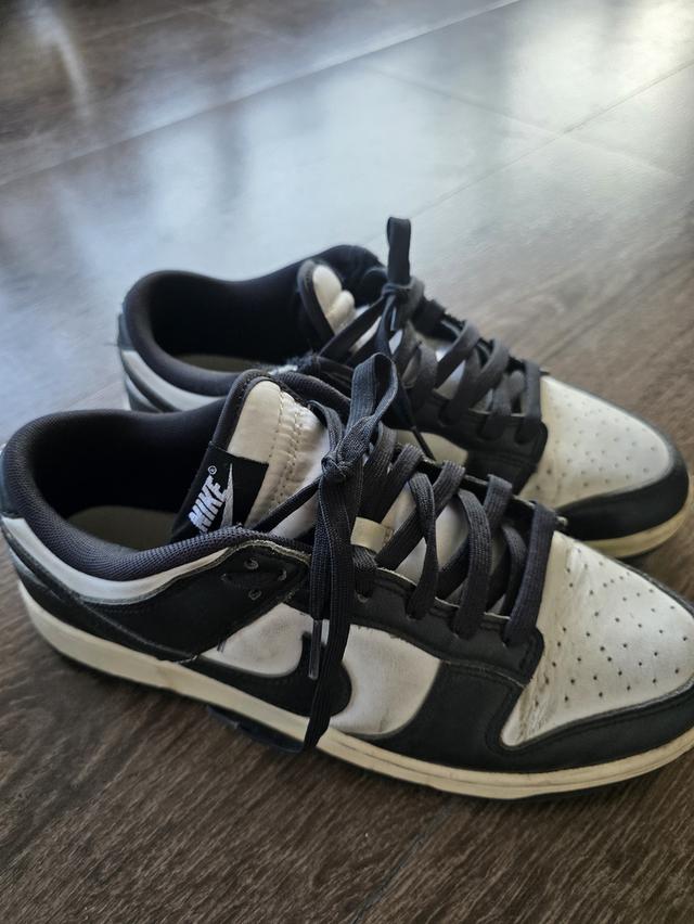 📌 ขายรองเท้า Nike มือสอง 👟 รุ่น : Nike Dunk Low 📏 ไซส์ : US 9 / EU 42.5 / 27 cm 🎨 สี : ฟ้า-ขาว / ดำ-ขาว สภาพ : มือสอง ใส่น้อย ยังสวยอยู่ พื้นดี ใส