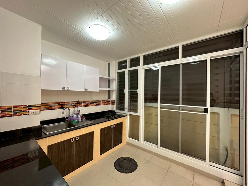 ขายถูกมาก!!  ทาวน์โฮม 2 ชั้น  อารียา เดอะคัลเลอร์ 1 ( Areeya The Color 1 ) อยู่ต้นโครงการ ตกแต่งเต็มพื้นที่ เปิดเป็น Home office ได้เลย ใกล้รถไฟฟ้า สา 18