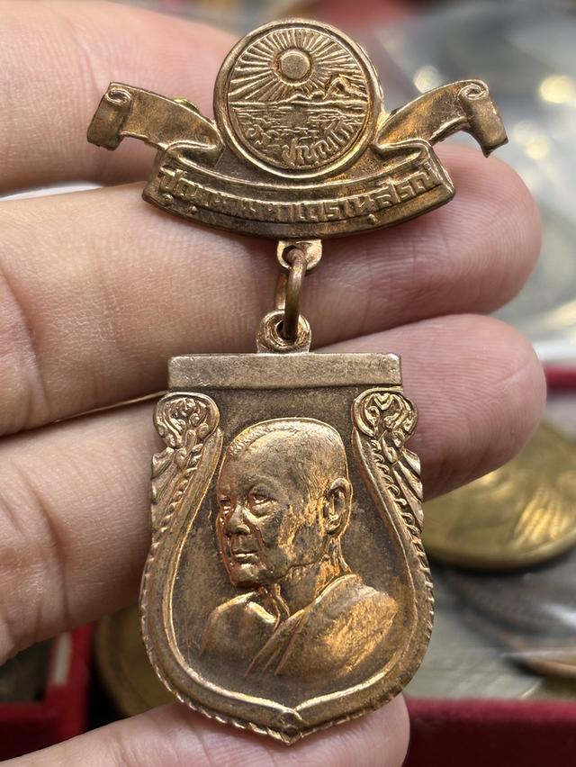 เหรียญ สมเด็จพระธีรญาณมุนี วัดจักรวรรดิราชาวาส (สามปลื้ม) กรุงเทพฯ พ.ศ.๒๕๒๗ สวยครับ