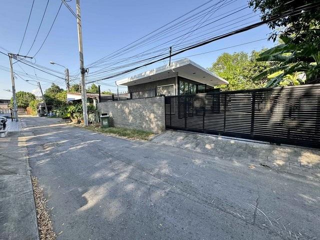 ขายที่ดินพร้อมสิ่งปลูกสร้าง 100 ตารางวา โยธินพัฒนา 1  ใกล้เลียบทางด่วนรามอินทรา ทำเลดีมาก เหมาซื้อสร้างบ้าน จากถนนประดิษฐ์มนูธรรมถึงแปลงที่ดินเพียง 50 2