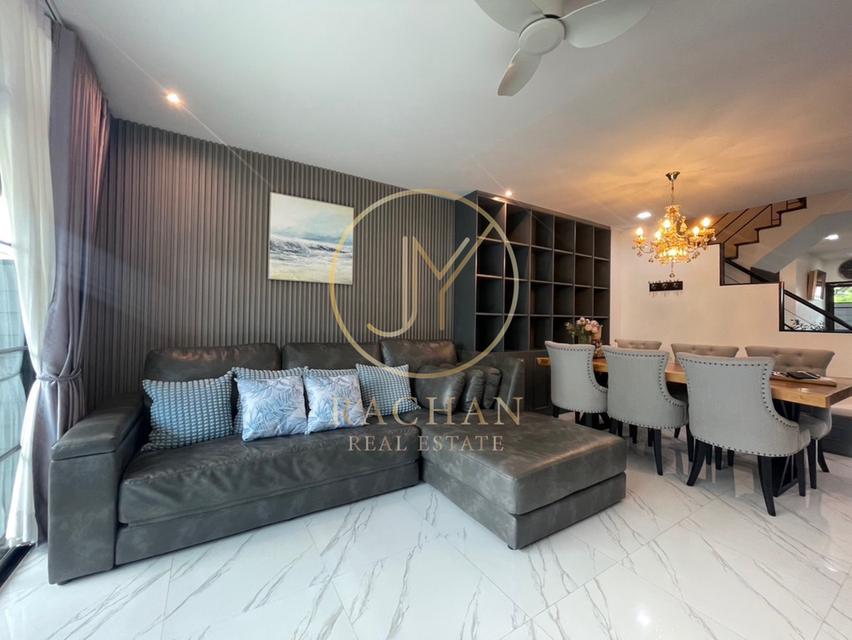 B69-300 ขายด่วน ทาวน์โฮม 3 ชั้น จัดเต็มเฟอร์นิเจอร์ทั้งหลัง หมู่บ้านรื่นฤดี รามคำแหง180  เนื้อที่ 18.2 ตร.ว พื้นที่ใช้สอย 140 ตร.ม 4 ห้องนอน 9