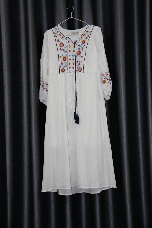 เดรสแม็กซี่ยาวปักลายดอกไม้สไตล์โบฮีเมียน (Boho Embroidered Maxi Dress – White)_@SP016 8