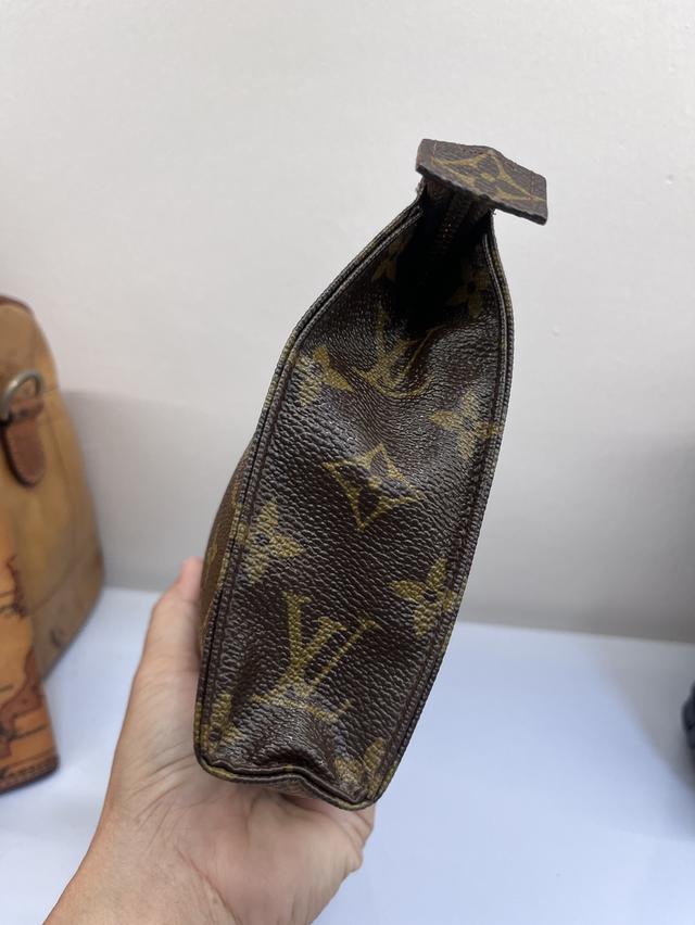 กระเป๋าแบรนด์เนม Luis Vuitton vintage clutchh แท้ เดิมๆ พร้อมใช้ลายชัดแคนวสาสสวยซับในเมีลอกนิดหน่อยไม่มีผลต่อการใช้งานใส่โทรศัพท์ได้ เครื่องสำอางค์ได้ รูปที่ 2