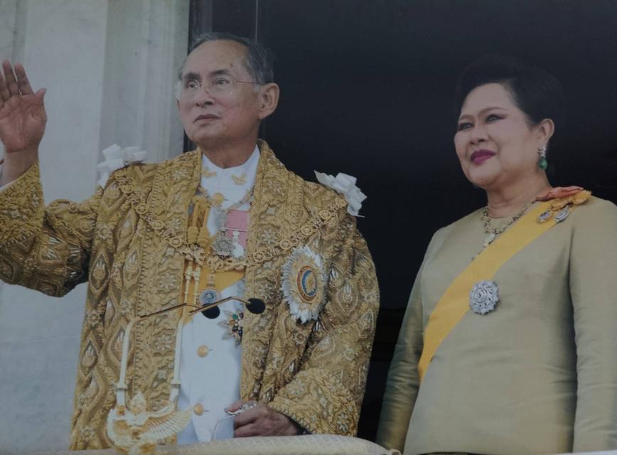 544.พระบรมฉายาลักษณ์ในหลวงรัชกาลที่ 9 และสมเด็จพระบรมราชีนีนาถในรัชกาลที่ 9 รูปที่ 2