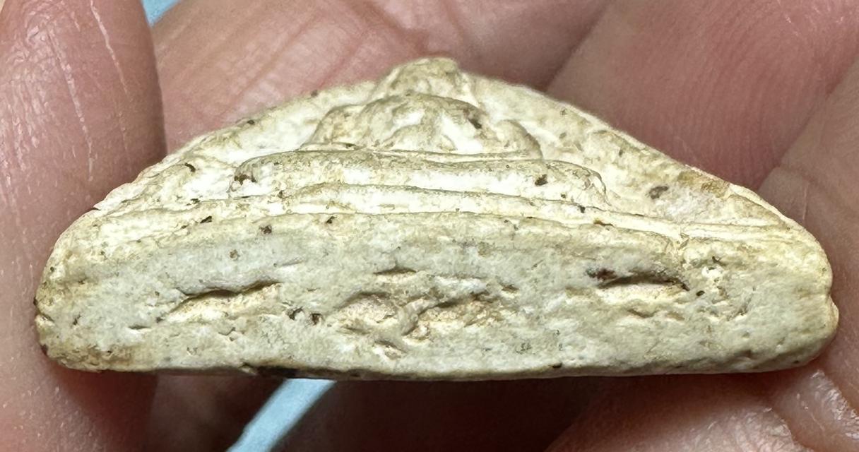 พระสมเด็จกรุเจดีย์เล็ก ว้ดใหม่อมตรส บางขุนพรมพิมพ์สามเหลี่ยมหน้าหมอน รูปที่ 8